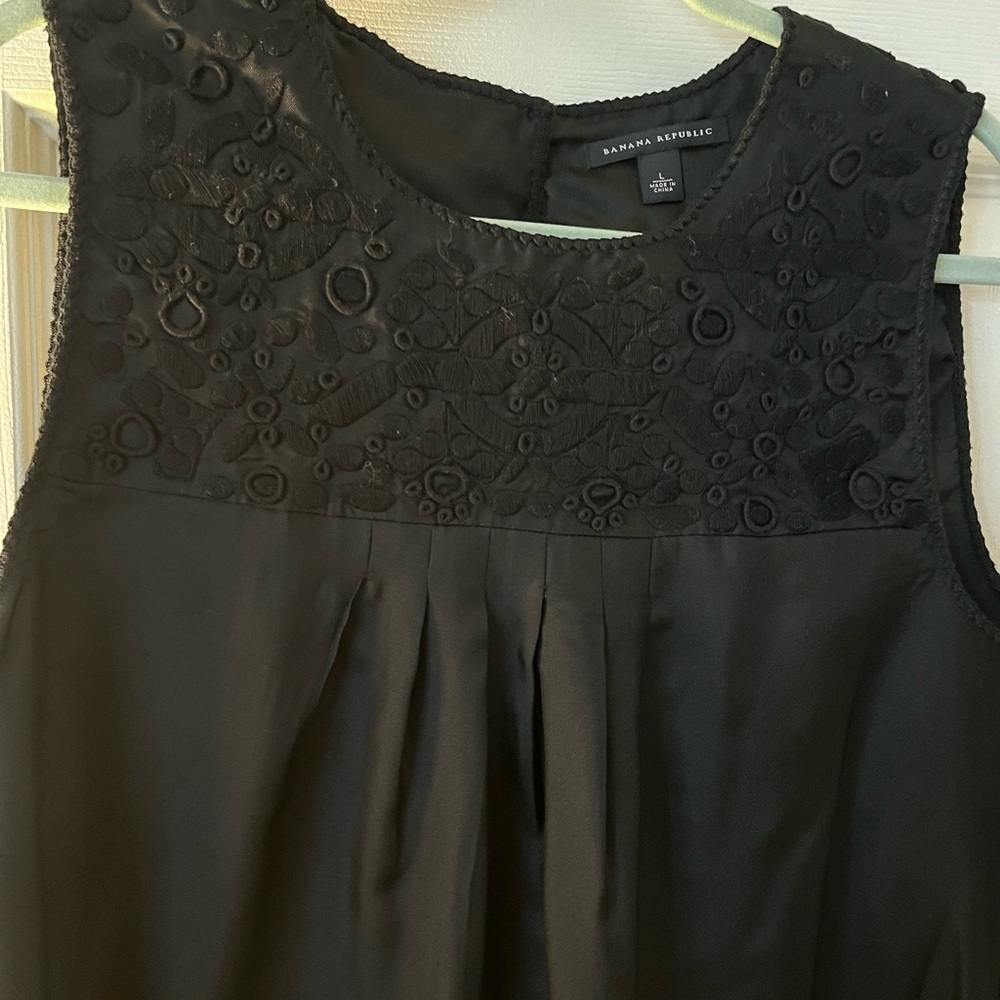 Banana Republic Black Sleeveless silk Pleated Blouse